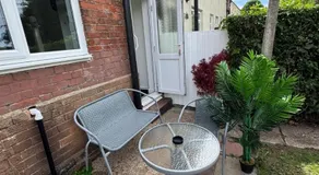 Quiet 2-Bed with Private Garden and Drive - Image 2