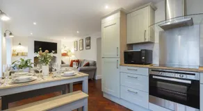 Charming Two Bedroom Apartment in Fairview - Image 3