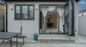 Delightful & Classy 3BR Home by D3 Short Stay Sleeps 9 Parking & Wi-Fi - Image 5
