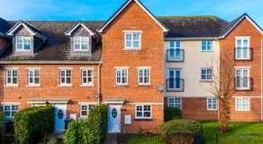 Spacious 4-Bed Townhouse in Crewe by 53 Degrees Property, Ideal for Contractors & Business, FREE Parking - Image 4