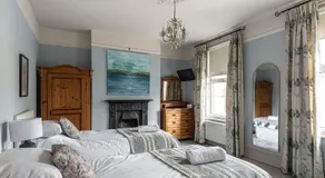 Belle Vue House- Spacious family home near town, beach, harbour - free street parking - Image 2