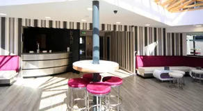 Damon’s Hotel - Image 2