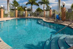 Fairfield Inn & Suites by Marriott Venice - Image 4