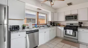 Executive Retreat - 2 Parking Spaces, Sleeps 4! - Image 4