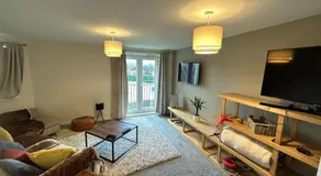 Spacious 2-Bedroom Flat Near Shops & Transport - Image 2