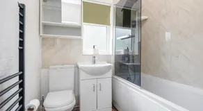 TMS Spacious 4 bedroom house! Free Parking! Crosby Dagenham! - Image 4