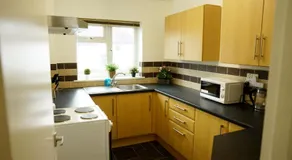 10BH Dreams Unlimited- Budget Heathrow Long stay Apartment with FREE PARKING - Image 4