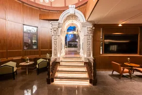SAVHE Hotel on the Bund Nanjing Road Pedestrian Street - Image 3