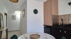 La longère du Moulin, logement T2 indépendant tout équipé avec cuisine, parking individuel avec portail, salon de jardin, belle grande chambre - Image 3