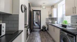 Town Centre 6 Bed Home Work Rest Warrington - Image 3