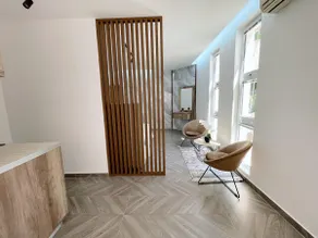Modern Room with Free Parking - Image 3