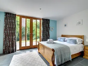 Bright Holiday Home in Saint Kew with Fireplace - Image 4