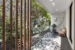 Stylish 3-Bed Townhouse Near City Fringe - Image 5