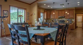 The J's Nest by Avantstay Hot Tub + BBQ + Lawn Games Panoramic Lake + Oak Hill Views - Image 5