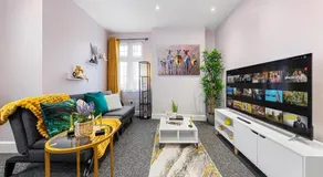 Stylish & Modern 2-Bedroom London Hideaway - King Bed- Sleeps 6 - Parking Available - Instant Book - 20 Percent Off Long Stays! - Image 4