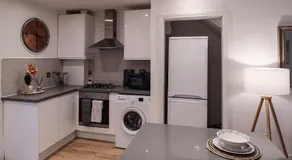 Prime Location City Centre 3BR House with Garden and Private Parking - Image 5