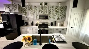 Spacious 3 bedroom influencer house in Houston - Image 5