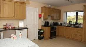3 Bed Farmhouse - Sleeps 6 - Wifi - free Parking - Image 3