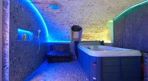 Secret Jacuzzi Mons - Parking privé gratuit - Image 4