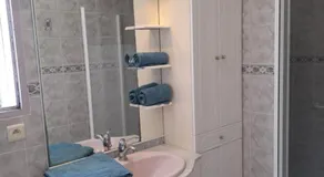 Appartement avec extérieur et parking gratuit - Image 2