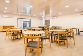 Super OYO Townhouse 325 South Tukoganj - Image 3