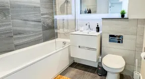 2-Bed Apartment in Greenwich with Balcony By LS2G Stays - Image 2