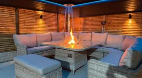 5 Bed Town House With Additional Luxury Hot Tub And Within City Centre And Sleeps Up To 11 With Sky And Netflix - Image 4