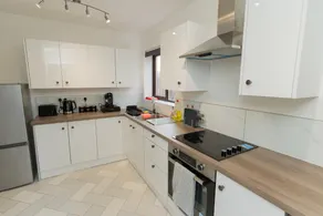 Luxury 5BR, 2BA Stay | Quiet & Free Parking - Image 4