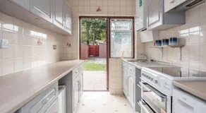 Lovely 4 Bedrooms House Near Romford Station With Parking - Image 5
