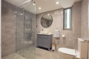 English barn conversion at idyllic Cotwolds Farm - Image 2