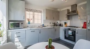 Comfortable 3 Bedroom Home w Garden and Parking - Image 3