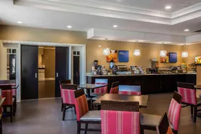 Comfort Inn & Suites near Six Flags - Image 4