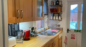 Deluxe Three Bed BnB in Henley-on-Thames near Station River & Town Centre - Image 3