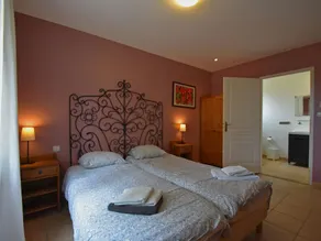 Comfortable villa with jacuzzi - Image 3