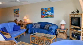 Bright & comfortable in quiet location - Image 2