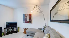One bedroom in amazing condoBeach pass included! - Image 2
