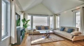 Dynamite 2-Bedroom House, Garage, Sleeps 6 - Image 2