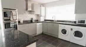 Prenton House, 3BR Close to Liverpool - Image 3