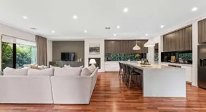 Spacious 4BR Home Steps to Buses Westfield Doncaster - Image 3