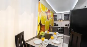 Appartement avec terrasse, jardin et jacuzzi | Vue jardin - Image 4