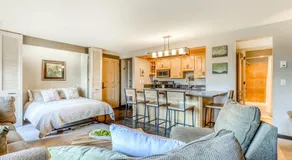 Beautiful Bend home with shared pools & hot tubs & free WiFi - close to hikes - Image 2