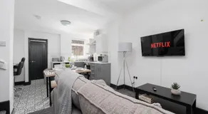 Charming Home - Free Parking - Image 2