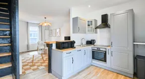 Maison trois chambres avec cour, parking gratuit - Image 3