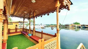 Houseboat Ambassador - Image 2