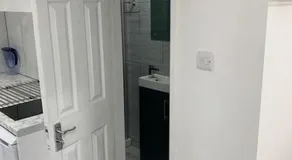 Cosy Studio Flat-Just Renovated-Free Street Parking & Independent Entrance - Image 4