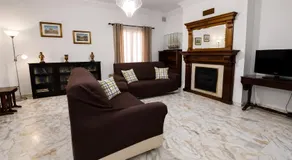 Spacious 4-Bedroom Apartment - Image 4