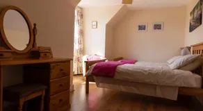Barrymor Twin, Family and Double Room - Image 5