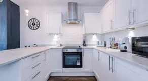 House Sleeps 7 with Garden and Free Parking - Image 4
