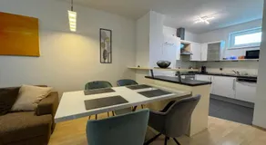 City Apartment Linz 3 Zimmer - Klimaanlage, Großes Sofa, Cafe & WLAN, Selfcheckin, Parkplatz, für 5 Gäste - Image 2