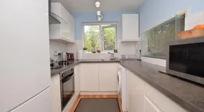 2 Bedroom Ap Close to Woking town with Free Parking - Image 2